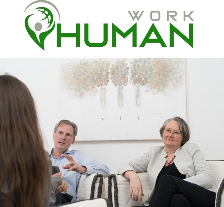 logo human work, darunter silvia kessler-eckhart und markus eckhart beim coaching