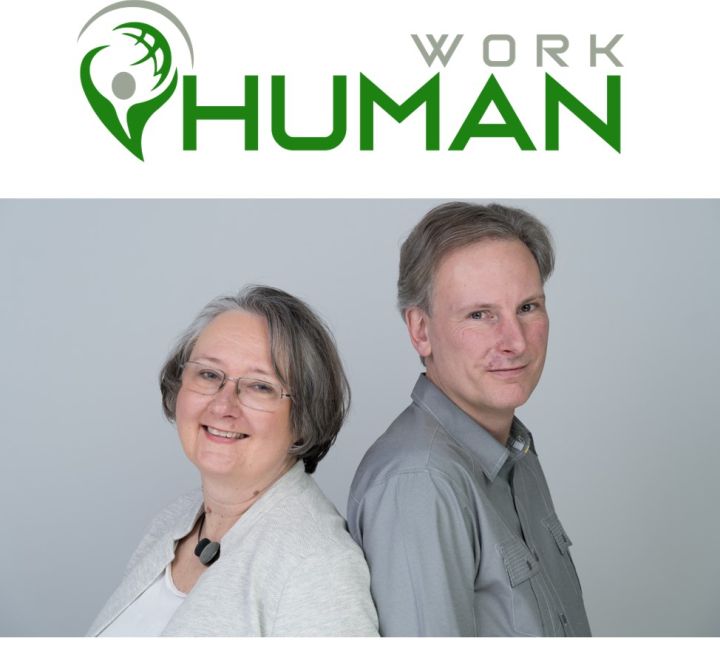 logo human work, darunter silvia kessler-eckhart und markus eckhart rücken an rücken